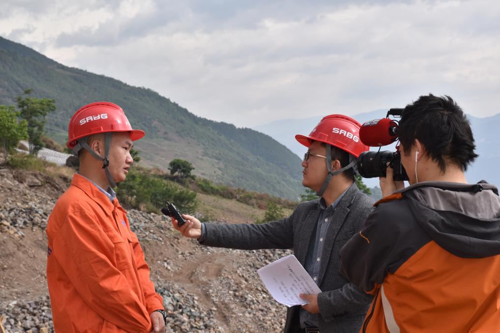 省道S464普格段公路升级改造工程一标项目经理麦先权接受四川卫视《四川观察》记者采访