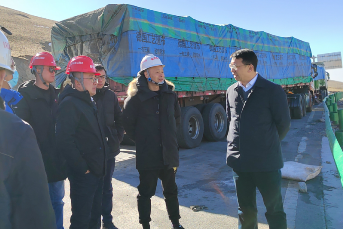 公司副总经理李亚舟到久马高速公路C1总承包项目检查
