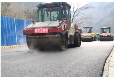 九寨沟景区项目沥青路面试验段铺筑成功