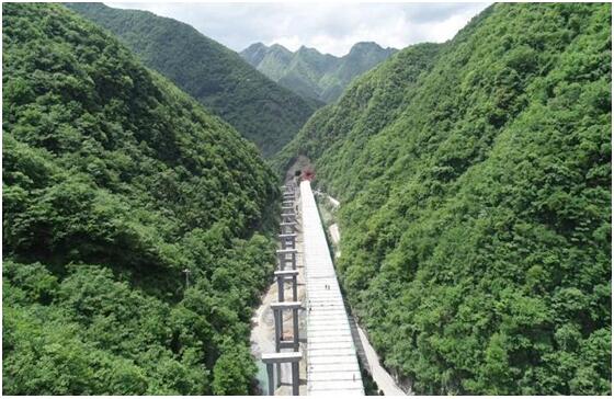 陕西平镇高速LJ-16合同段锦鸡洞大桥左线顺利贯通