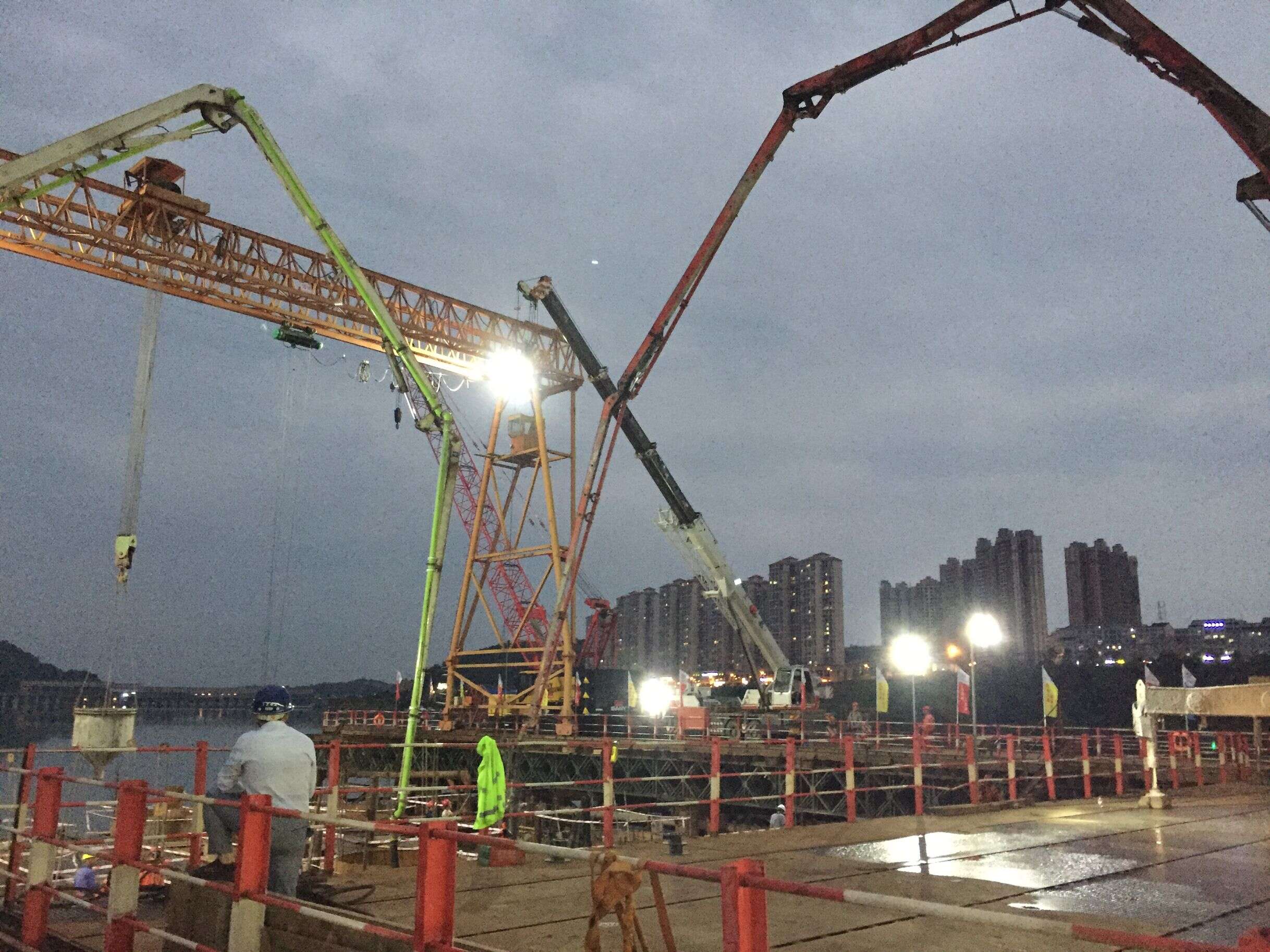 南部嘉陵江三桥主墩封底砼全部浇筑完成