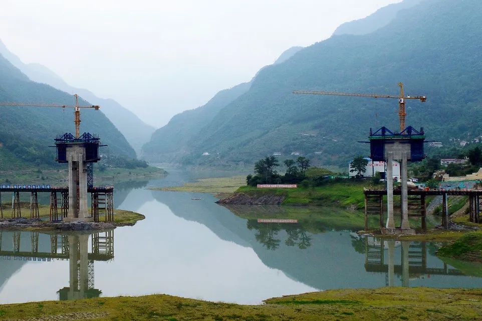 清水桥至九绵高速桂溪服务区公路新建工程项目涪江特大桥首件现浇悬臂梁顺利浇筑完毕