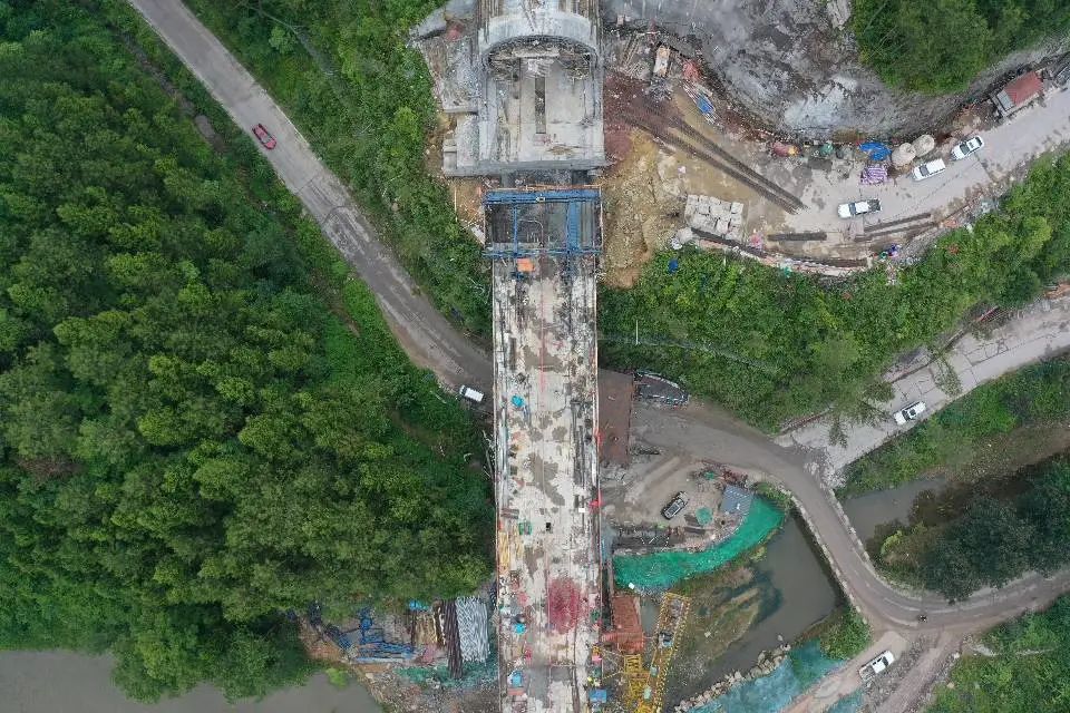 汉巴南铁路6标项目桥河沟大桥顺利合龙