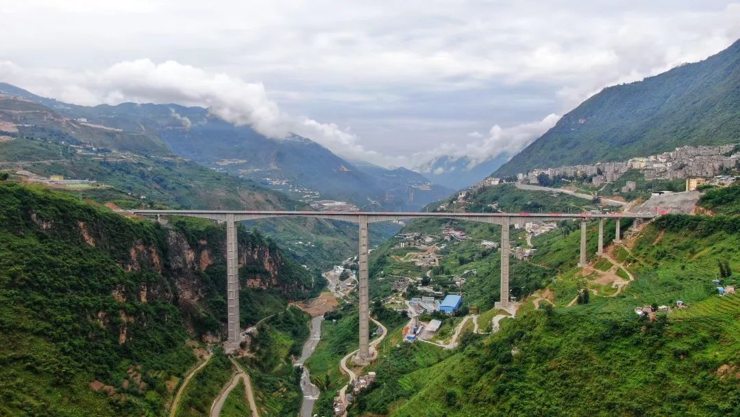 金阳河三峡连心桥正式通车