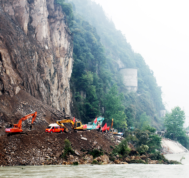 2013年，公司参与芦山“4.20”地震抢险在悬崖峭壁中推进