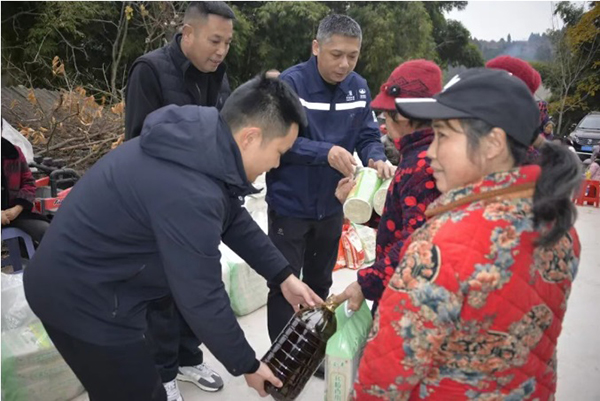 德阳绕城南高速LJ2标段项目走访慰问沿线群众