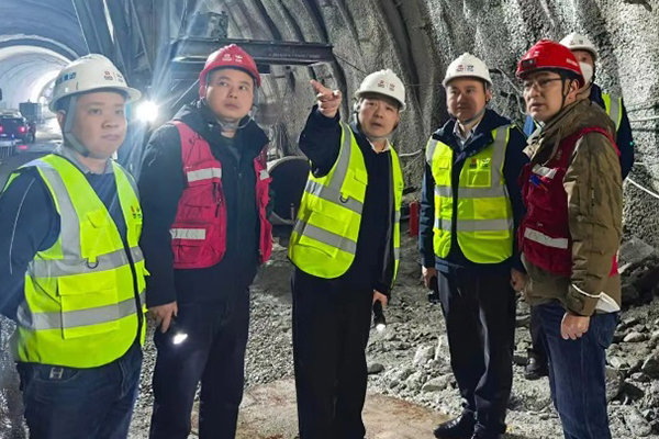 川交公司党委书记、董事长杜江林赴康新高速项目检查指导工作