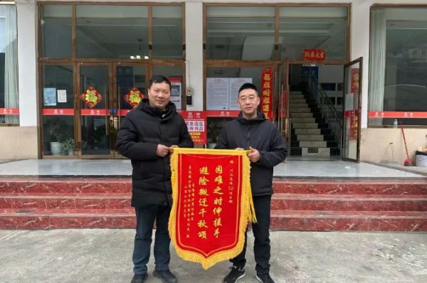 “筑路先锋”与搬迁群众的“双向奔赴”