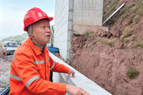匠心筑路三十载 一线坚守践初心——记四川路桥优秀共产党员汪元伟