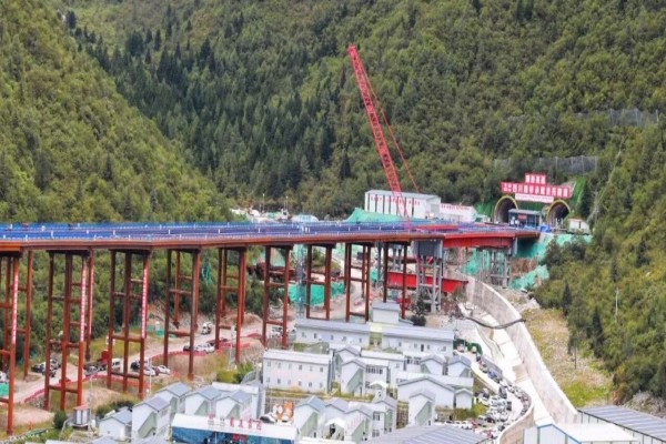 川交集团康新高速隧道群攻坚侧记