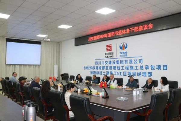老建设者打卡一线工程